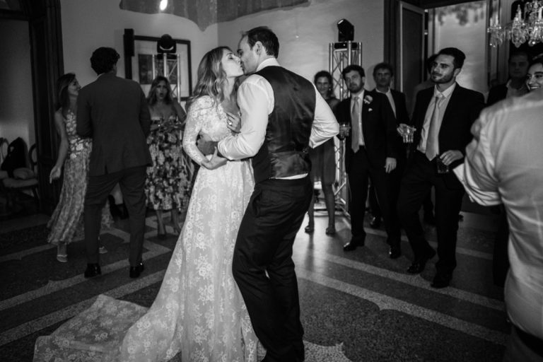 matrimonio a villa lattuada coppia di sposi che balla