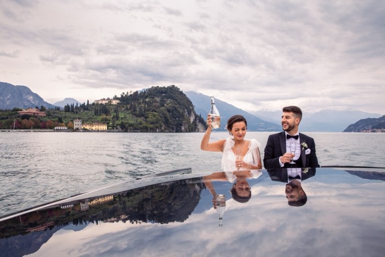 sposi in giorno di nozze sul lago
