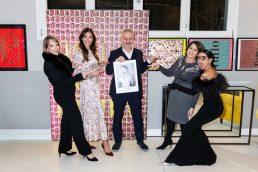 Calendario 2026 Moda Sposa di Click E Chic in un'immagine scherzosa durante la serata di presentazione